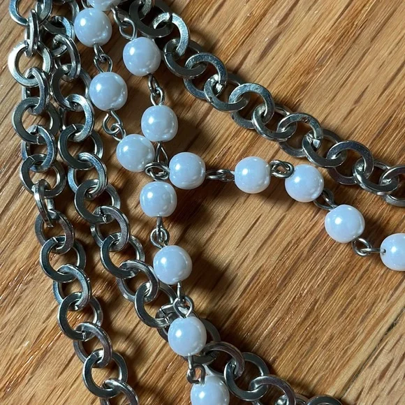 CHARMING CHARLIE White Pearl And Silver Metal Link Necklace - Picture 2 of 4